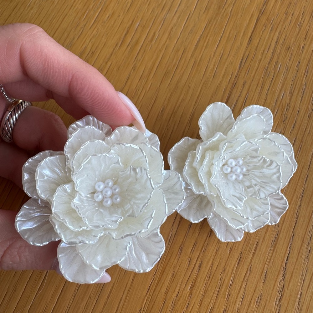 Elegant White Floral Earrings